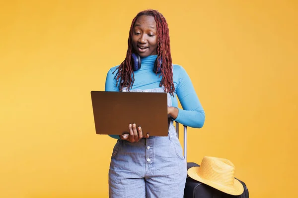 Αφροαμερικανή Γυναίκα Που Περιηγείται Στο Διαδίκτυο Στον Υπολογιστή Πριν Πετάξει — Φωτογραφία Αρχείου