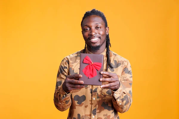 Sevgili Afrikalı Amerikalı Adam Hediye Paketini Gösteriyor Sevgililer Günü Hediyesini — Stok fotoğraf