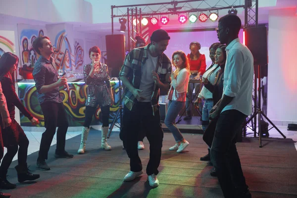 Φιλική Ομάδα Χορεύει Νυχτερινό Κέντρο Διασκέδασης Κατά Διάρκεια Ηλεκτρονικής Μουσικής — Φωτογραφία Αρχείου