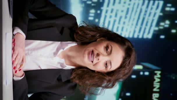 Presenter Vertikal Video Woman Membawakan Acara Bincang Bincang Malam Ruang — Stok Video