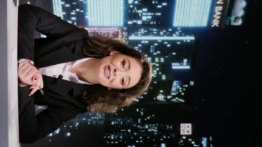 Dikey video gazetecisi haber odasında tüm eğlence konularını ve manşetleri kapsayan bir gece şovuna ev sahipliği yapıyor. TV 'de haber bülteni sunan kadın muhabir, içerik yaratıyor