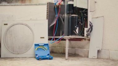 Bozuk hava soğutma ünitesinin arızalı elektrik iç parçaları ve kablolarla düzeltilmesi gereken el kamerası görüntüsü ortaya çıkıyor. Klima çalışmıyor, tamir edilmeye hazır.