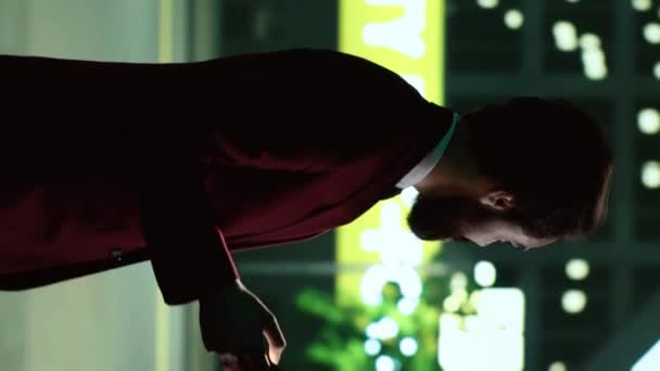Вертикальне Відео Стильний Чоловік Ходить Місту Вночі Прогулюючись Біля Міської — стокове відео