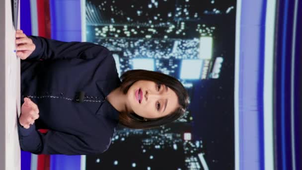 Vertikální Video Asijské Zpravodajství Kotva Hosting Live Vysílání Diskutovat Nových — Stock video