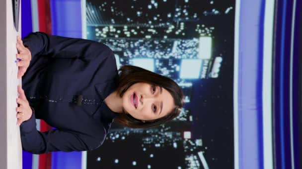 Video Verticale Media Broadcaster Ospita Talk Show Tarda Notte Discutendo — Video Stock