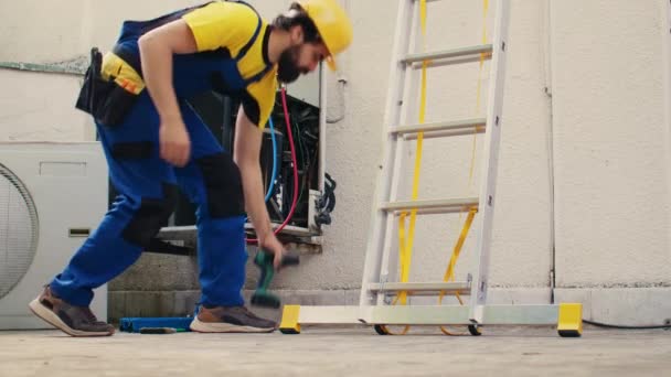 Akribischer Mechaniker Professioneller Uniform Mit Technischem Gerät Klettert Auf Eine — Stockvideo
