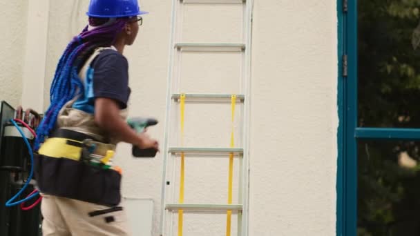 Афро Американський Фахівець Професійній Формі Технічним Обладнанням Піднімається Складні Сходи — стокове відео