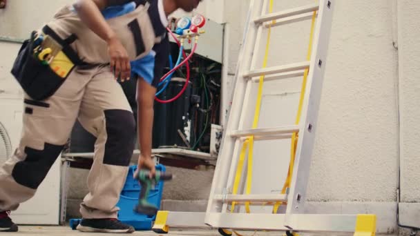 Tiro Nível Solo Eletricista Capaz Segurando Mão Broca Escalada Escada — Vídeo de Stock