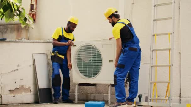 Técnicos Certificados Compañeros Trabajo Abriendo Oxidado Mal Funcionamiento Del Aire — Vídeo de stock