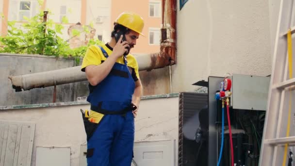 Ingeniero Experto Teléfono Con Propietario Casa Después Terminar Las Reparaciones — Vídeo de stock