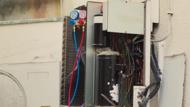 Zavřít Zoom Záběru Rozvaděčů Uvnitř Otevřeného Vadného Klimatizátoru Sada Komponent — Stock video