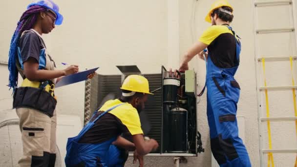 에어컨 압축기 동료로부터 먼지와 먼지의 전문가 수리맨은 누출을 확인하기 매니폴드 — 비디오