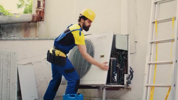 Precieze Serviceman Start Werkzaamheden Aan Slecht Functionerende Outdoor Airconditioner Demontage — Stockvideo