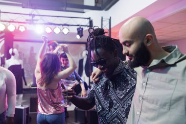 Gülümseyen çeşitli erkek arkadaşlar sarılırlar, içki içerler ve gece kulübünde parti yaparlar. Kaygısız kulüp üyeleri gece eğlenirken ve eğlenirken ellerinde içeceklerle bardaklar tutuyorlar.