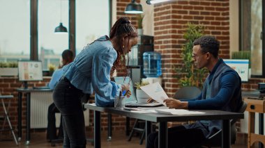 Girişim ofisindeki istatistikleri inceleyen iş adamları, kalkınma çözümü yaratmak için yeni analizleri gözden geçiriyorlar. Toplantıya katılmadan önce araştırma projesini planlayan bir grup meslektaşım.