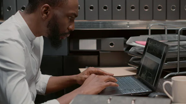 Afro Amerikalı Bir Adam Laptopta Fotoğrafları Inceliyor Olay Mahalli Gözetleme — Stok fotoğraf