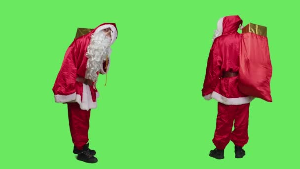 Nick Saink Costume Regardant Autour Portant Grand Sac Rouge Rempli — Video