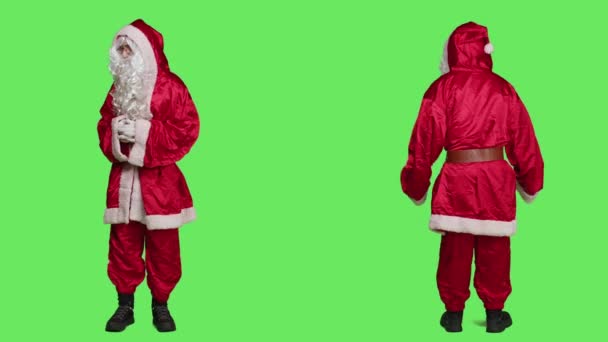 サンタクロースフルボディグリーンバックドロップ 伝統的なお祝いの衣装でクリスマスの精神を広めようとしている楽しい人 ハットとひげ 冬の休日のお祝いとセントニック — ストック動画