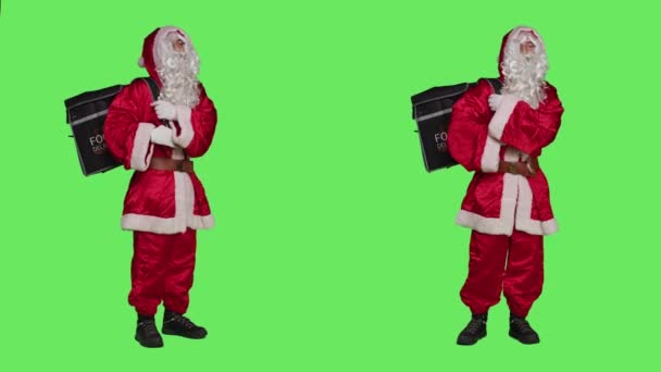 Santa Claus Červeném Obleku Batohem Pracuje Jako Doručovatel Během Štědrého — Stock video