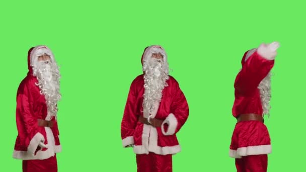 穿着圣塔服装的男人叫人来 叫人来和他一起离开在孤立的绿屏背景下 年轻的成年人刻画圣诞老人的形象 试图向人欢呼 — 图库视频影像