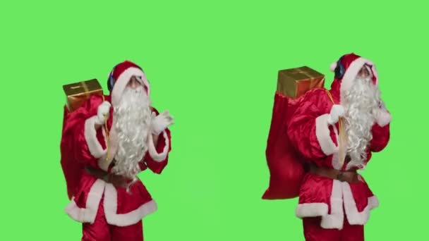 Noel Baba Kostümlü Neşeli Insan Müzik Dinler Yeşil Ekranda Hediyelerle — Stok video