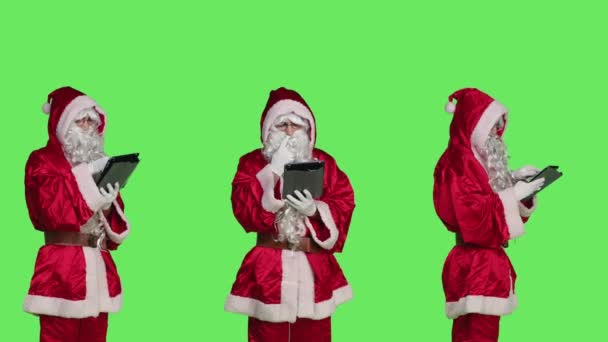 Papai Noel Moderno Usando Tablet Para Verificar Lista Crianças Impertinentes — Vídeo de Stock
