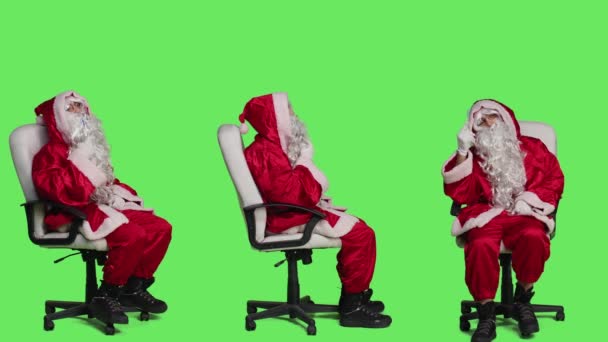 의자에 빨간색 정장에 스크린을 크리스마스 축하에 새로운 아이디어를 브레인 스토밍 — 비디오