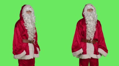 Noel Baba kostümlü genç adam yeşil perde arkasında poz vermek yok diyor. Geleneksel kış kostümü giyerken hoşnutsuz davranıyor. Aziz Nick Cosplay 'deki olumsuz kişi, Noel Baba' yı hayal kırıklığına uğrattı..