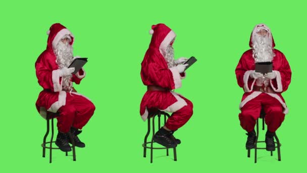 Santa Lavorando Tablet Digitale Durante Vigilia Natale Esprimendo Dicembre Evento — Video Stock