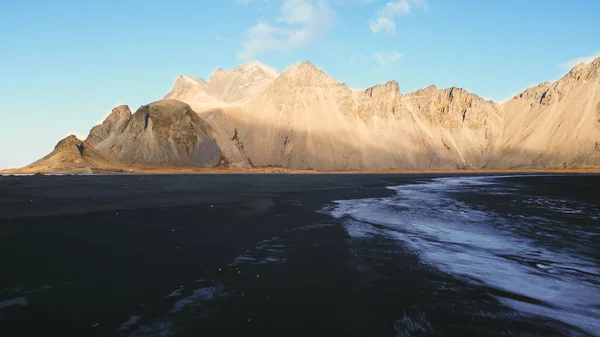 Widok Lotu Ptaka Góry Vestrahorn Iceland Stokksnes Plaży Półwyspu Tworząc — Zdjęcie stockowe