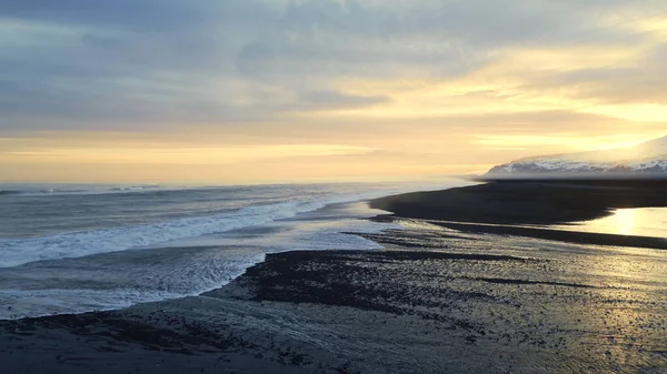 Vista Aérea Del Océano Icelandés Con Playa Arena Negra Paisaje —  Fotos de Stock