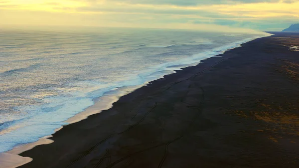 Nordische Küste Mit Schwarzem Sandstrand Und Wunderschönem Landschaftspanorama Meereswellen Isländische — Stockfoto