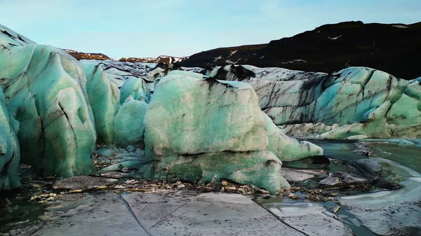 冰原上雄伟的Vatnajokull冰川被结冰的水和雪山环绕 令人眼花缭乱 巨大的蓝色冰山 结冰的岩石和裂缝 风景优美的路线 慢动作 — 图库照片