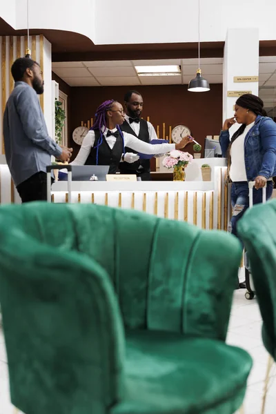 Jeune Couple Afro Américain Arrivant Hôtel Debout Réception Avec Des — Photo