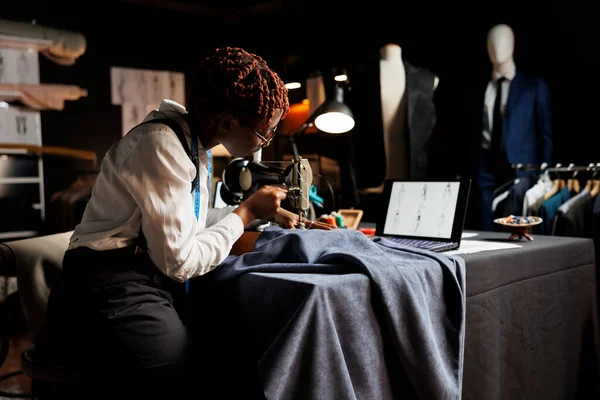 Профессиональная Швейная Машинка Предстоящей Коллекции Мод Опытный Кутюрье Работающий Над — стоковое фото