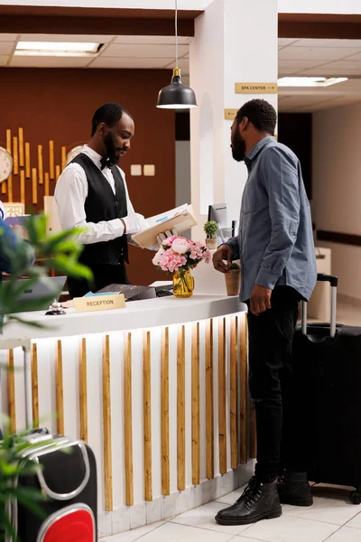 Jeune Agent Afro Américain Réception Confirmant Réservation Réceptionniste Masculin Debout — Photo