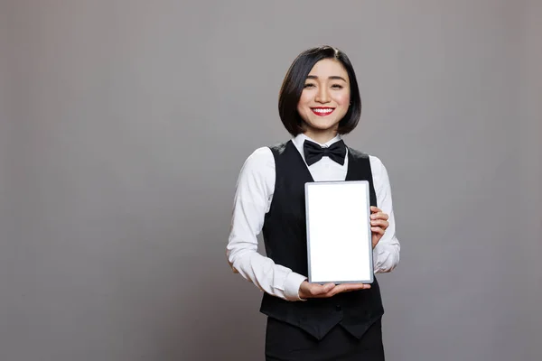Усміхнена Азіатська Офіціантка Представляє Цифровий Планшет Порожній Екран Копіювальним Простором — стокове фото