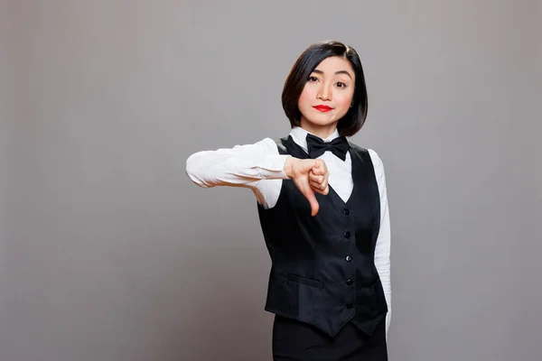 Asiática Recepcionista Mujer Mostrando Pulgar Hacia Abajo Mirando Cámara Con — Foto de Stock