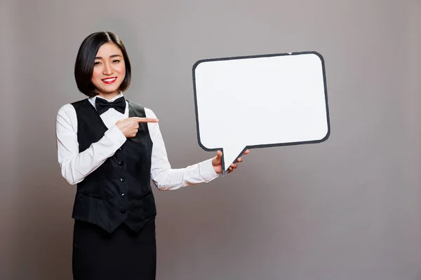 Uśmiechnięta Azjatycka Kelnerka Profesjonalnym Mundurze Trzymająca Portret Chmury Mowy Wesoły — Zdjęcie stockowe