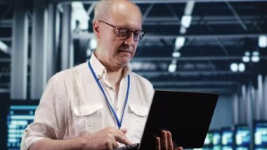 Endüstriyel konumdaki sunuculardan oluşan uzman bilişim teknolojisi kılavuz ağı. Düz işlemleri sağlayan, veri merkezinde optimizasyon ve bakım yapan bir sistem yöneticisiName