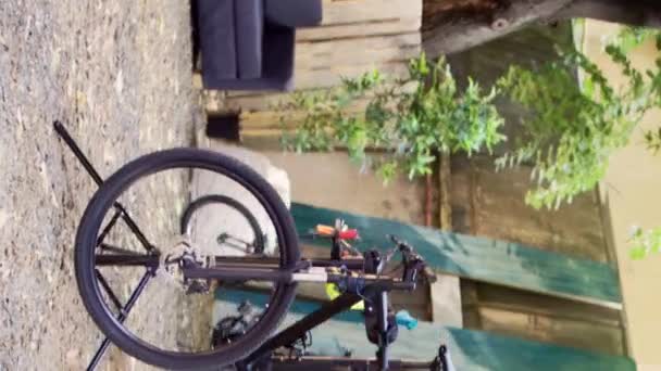 Vídeo Vertical Bicicleta Contemporânea Aguarda Exame Completo Reparo Com Equipamento — Vídeo de Stock