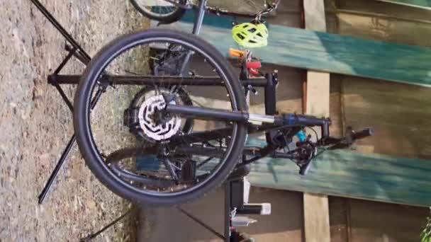 垂直录像现代自行车放置在后院 为每年夏天的维修做准备 维修摊位上一辆接近坏自行车的外部专业工具箱的侧视图照片 — 图库视频影像