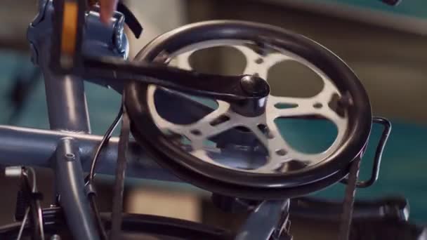 Függőleges Videó Közelkép Egy Atlétikus Női Kerékpárosról Aki Aprólékosan Vizsgálja — Stock videók