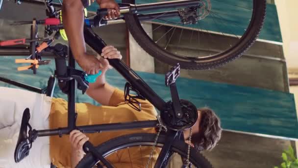 Függőleges Videó Dedikált Fiatal Többnemzetiségű Pár Biztosítja Sérült Kerékpárt További — Stock videók