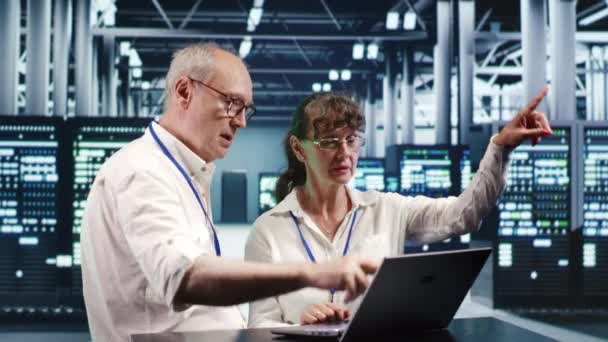 Competente Werknemers Zoek Rond High Tech Datacenter Met Behulp Van — Stockvideo