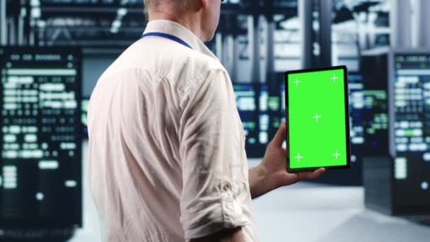 Technik High Tech Datovém Centru Využívající Tablet Zelenou Obrazovkou Sledování — Stock video