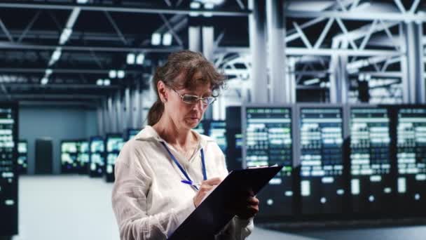 Aged Admin Moderne Serverrum Holder Udklipsholderen Datacenter Vedligeholdelse Krydser Afsluttede – Stock-video