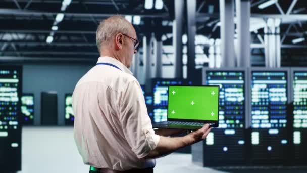 熟悉工业枢纽服务器机架It专业导航网络 维修人员使用绿色屏幕笔记本电脑 确保操作正常 对数据中心进行优化和维护 — 图库视频影像
