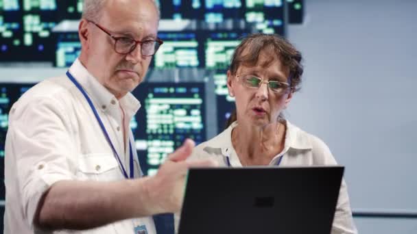 Trabalhadores Senescentes Olhando Torno Hub Supercomputador Inovador Preparando Para Iniciar — Vídeo de Stock