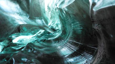 Buzul mağaraları, Vatnajokull 'da buzul blokları olan, buz dağının içinde şeffaf buz kayaları olan. Kışın donmuş İzlanda manzaralarında güzel buz çatlakları. El kamerasıyla..